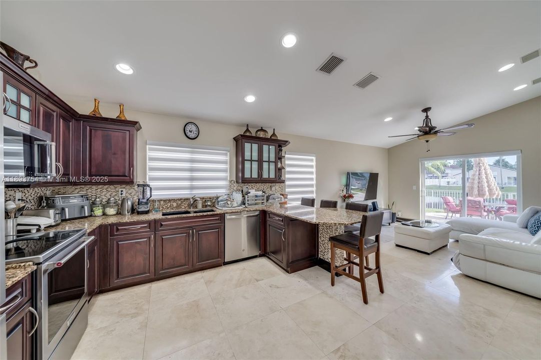 待售: $1,025,000 (3 贝兹, 2 浴室, 1648 平方英尺)