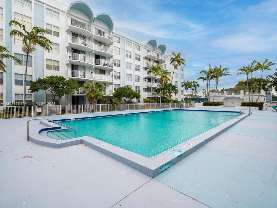 Recently Rented: $1,498 (1 beds, 1 baths, 826 Square Feet)