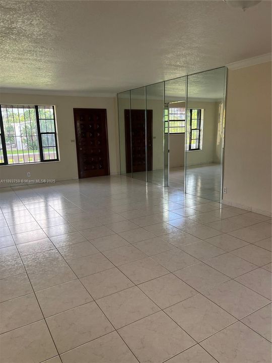 Recientemente alquilado: $3,500 (3 camas, 2 baños, 1276 Pies cuadrados)