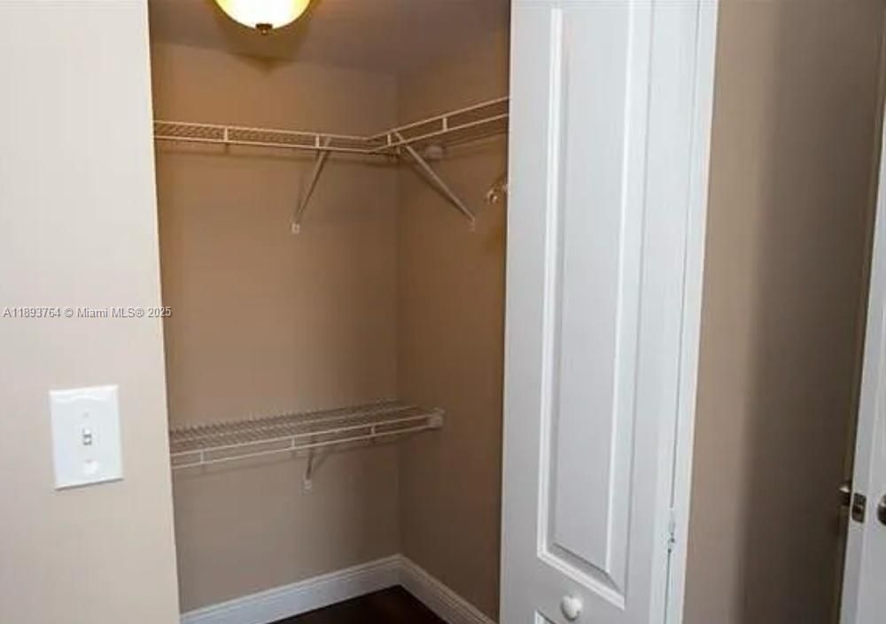 For Sale: $113,900 (1 beds, 1 baths, 833 Square Feet)