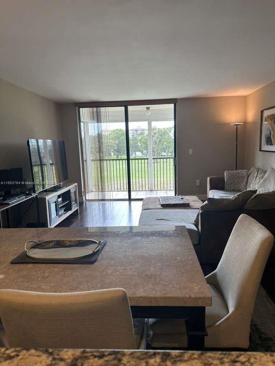 For Sale: $113,900 (1 beds, 1 baths, 833 Square Feet)