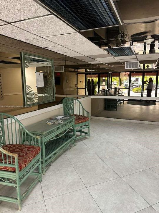 For Sale: $113,900 (1 beds, 1 baths, 833 Square Feet)