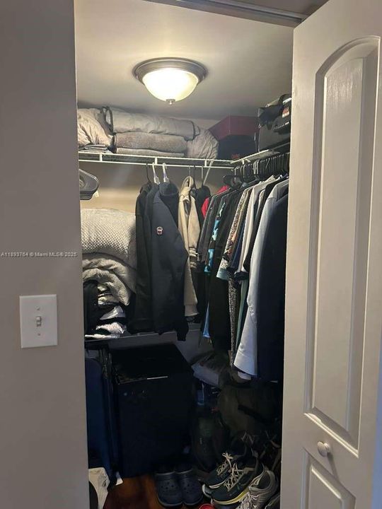 For Sale: $113,900 (1 beds, 1 baths, 833 Square Feet)