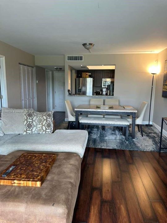 For Sale: $113,900 (1 beds, 1 baths, 833 Square Feet)