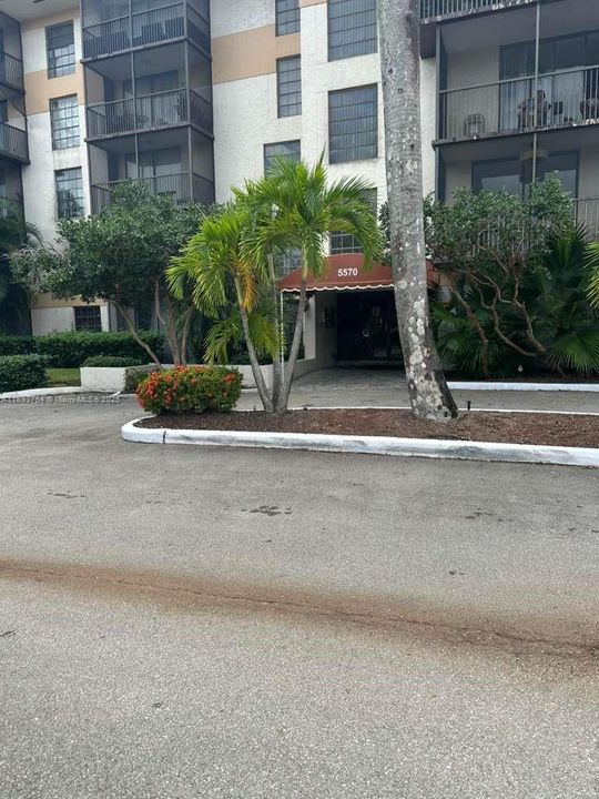 For Sale: $113,900 (1 beds, 1 baths, 833 Square Feet)