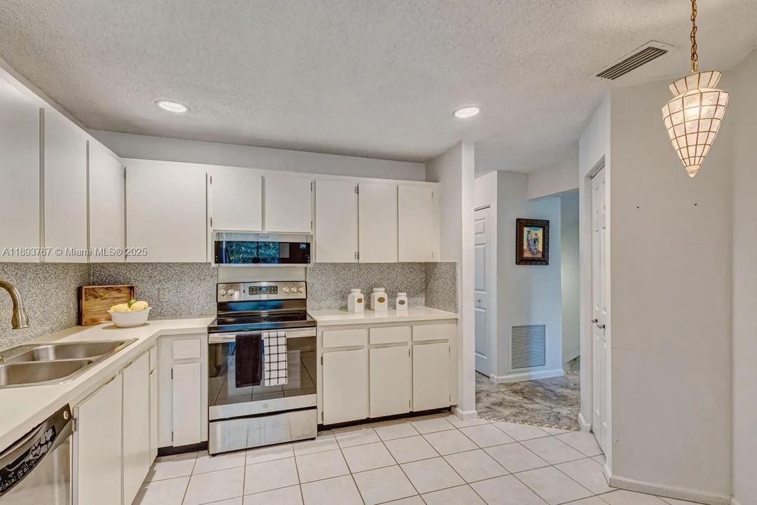 出租: $2,700 (2 贝兹, 2 浴室, 1275 平方英尺)