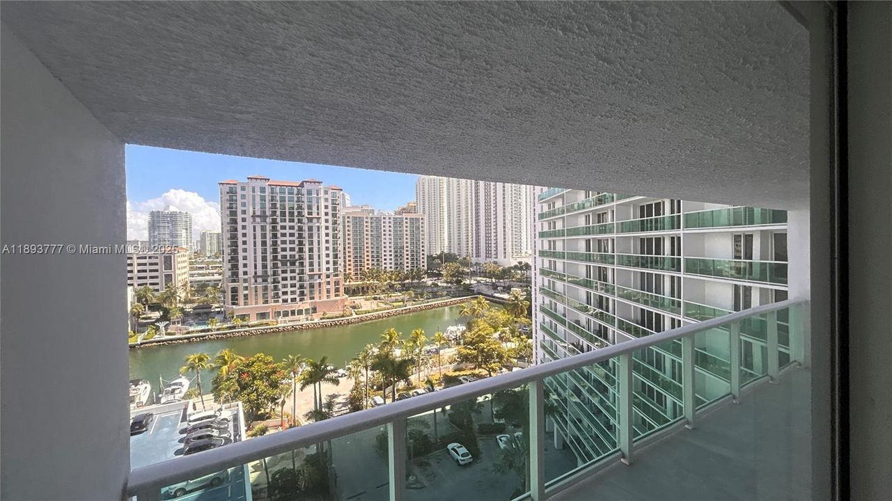 合同活跃: $1,950 (1 贝兹, 1 浴室, 991 平方英尺)