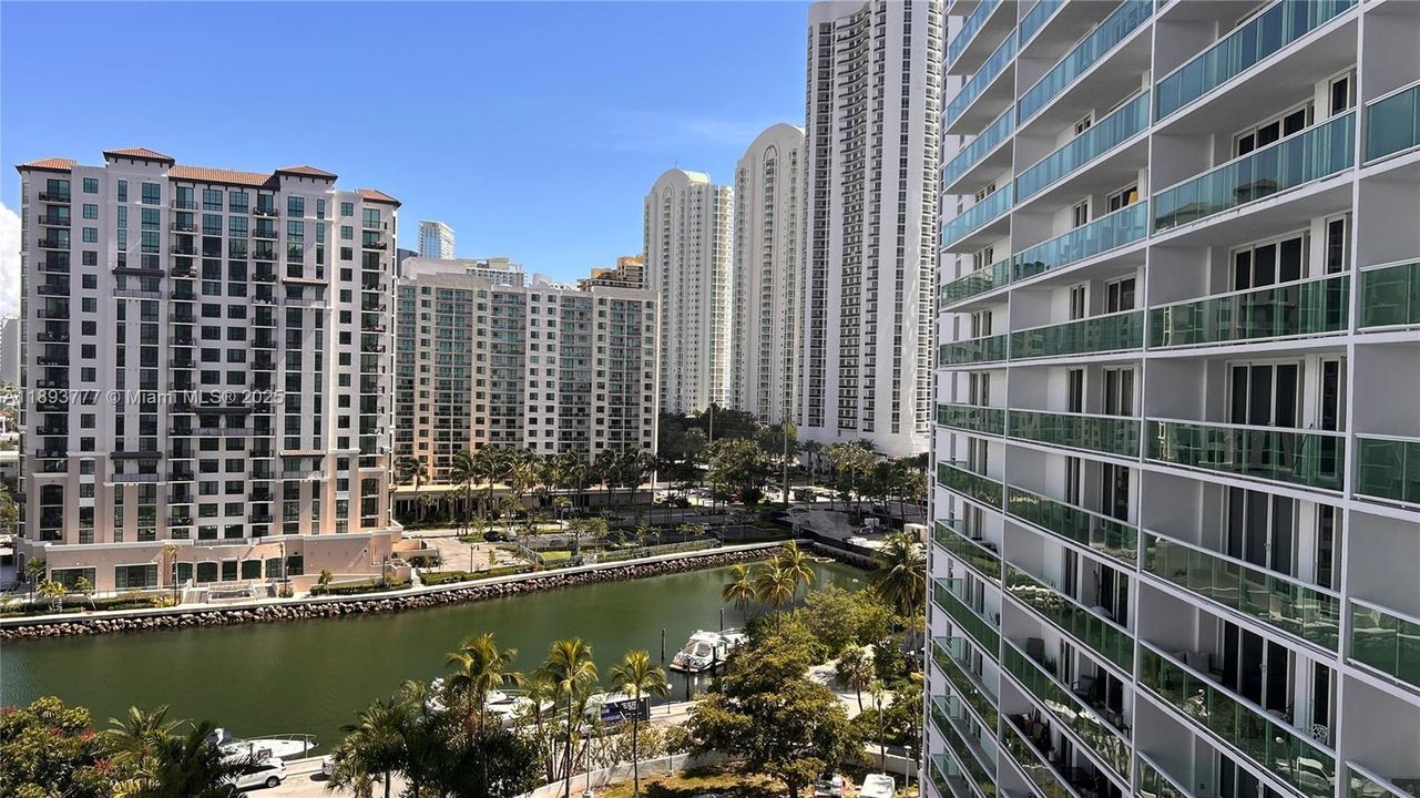 合同活跃: $1,950 (1 贝兹, 1 浴室, 991 平方英尺)