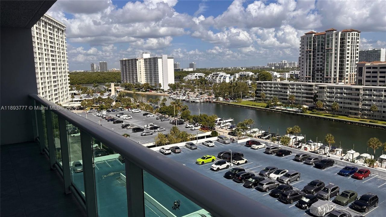 合同活跃: $1,950 (1 贝兹, 1 浴室, 991 平方英尺)