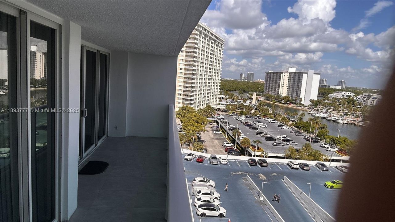 合同活跃: $1,950 (1 贝兹, 1 浴室, 991 平方英尺)