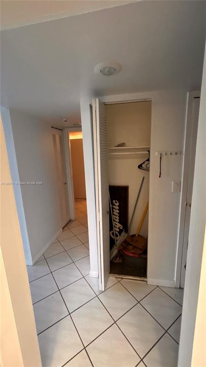 合同活跃: $1,950 (1 贝兹, 1 浴室, 991 平方英尺)