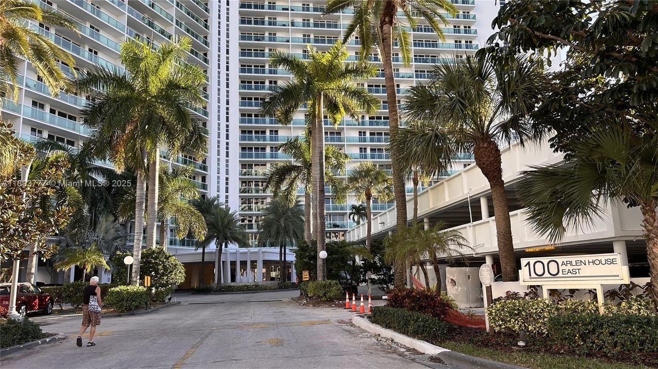 合同活跃: $1,950 (1 贝兹, 1 浴室, 991 平方英尺)