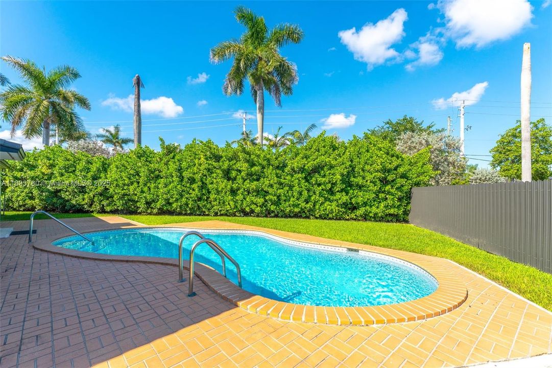 Active With Contract: $4,500 (3 beds, 2 baths, 1488 Square Feet)