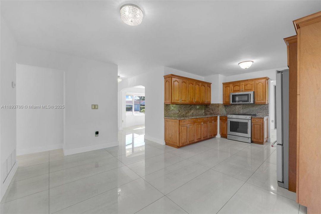 Active With Contract: $4,500 (3 beds, 2 baths, 1488 Square Feet)