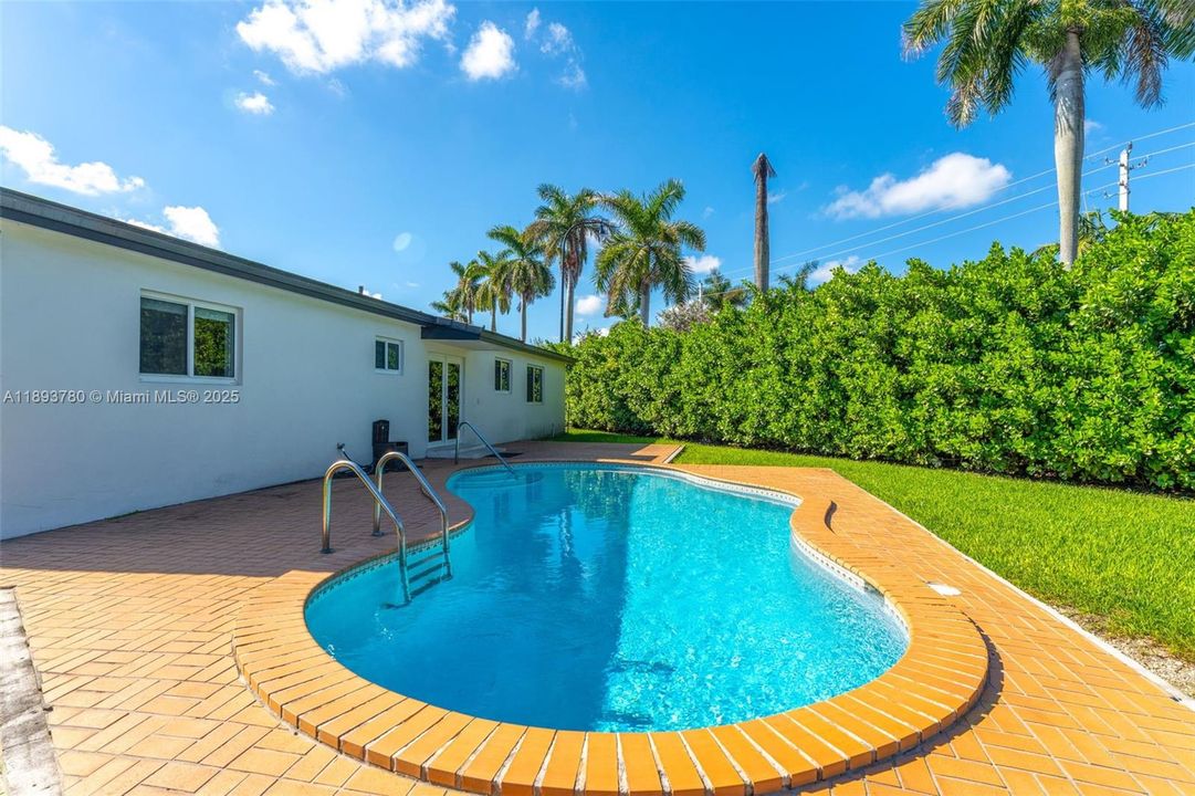 Active With Contract: $4,500 (3 beds, 2 baths, 1488 Square Feet)