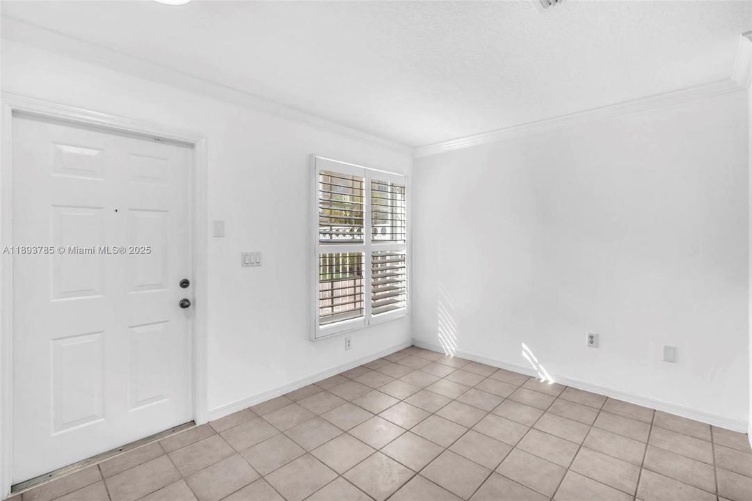 Entrance living room.