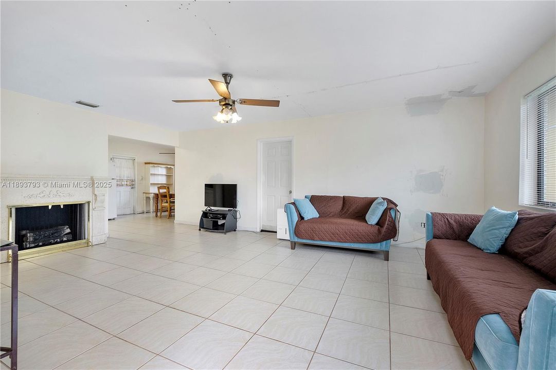 Activo con contrato: $440,000 (3 camas, 2 baños, 1284 Pies cuadrados)