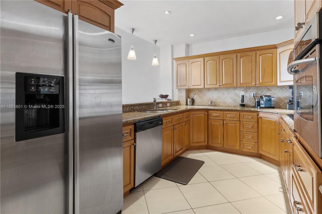 На продажу: $1,200,000 (2 спален, 2 ванн, 1532 Квадратных фут)