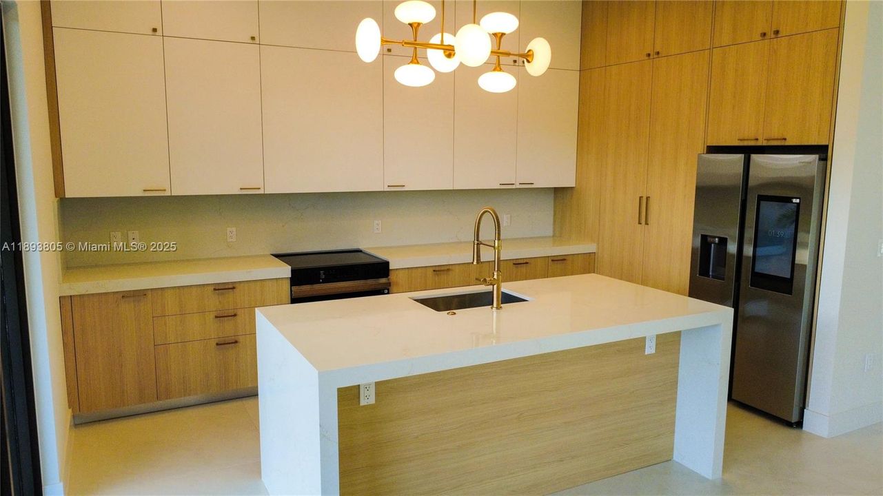 На продажу: $1,200,000 (5 спален, 4 ванн, 3384 Квадратных фут)