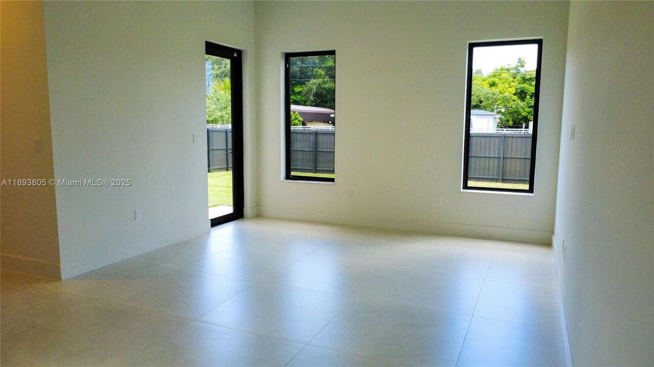 Living Room independent entrance