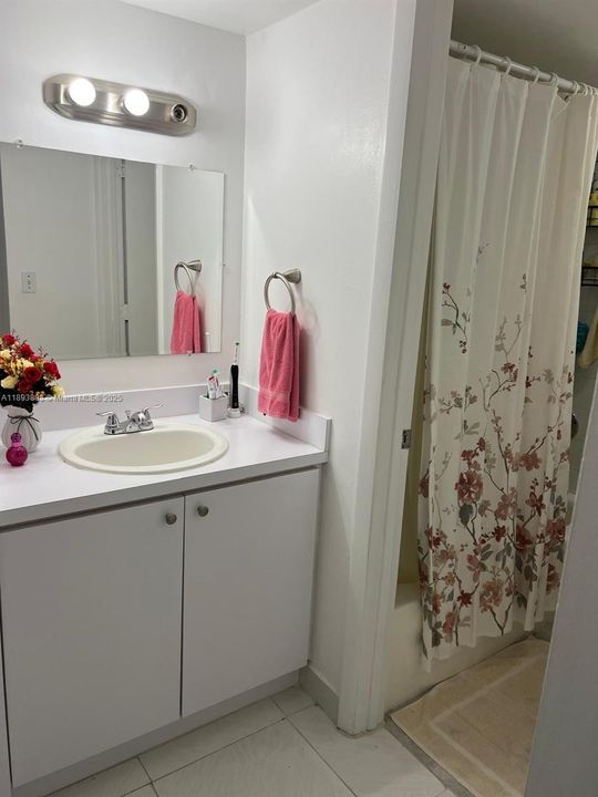 For Rent: $1,800 (1 beds, 1 baths, 767 Square Feet)