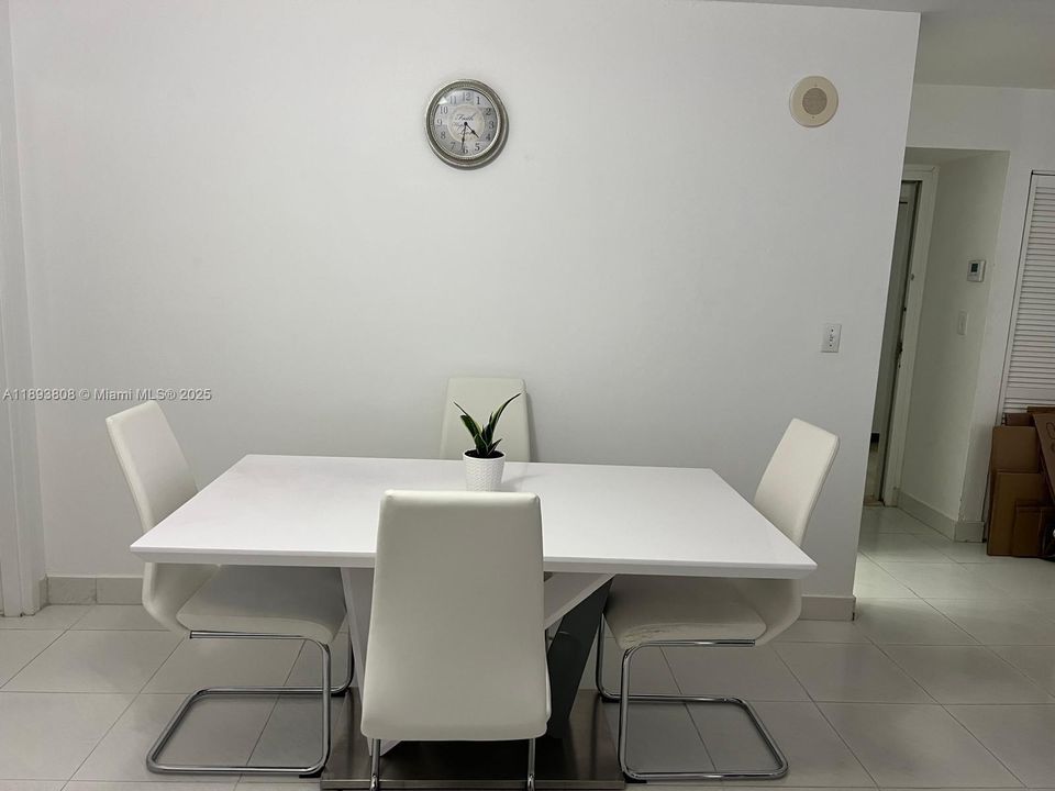 For Rent: $1,800 (1 beds, 1 baths, 767 Square Feet)