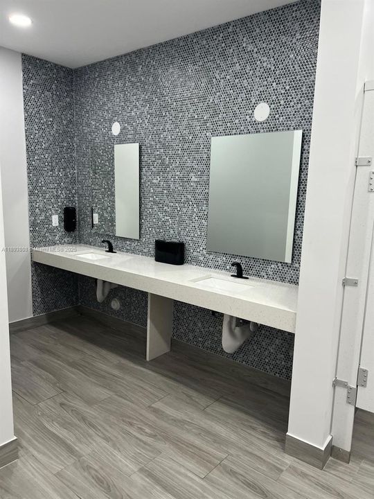 For Rent: $1,800 (1 beds, 1 baths, 767 Square Feet)