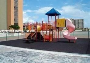 For Rent: $1,800 (1 beds, 1 baths, 767 Square Feet)