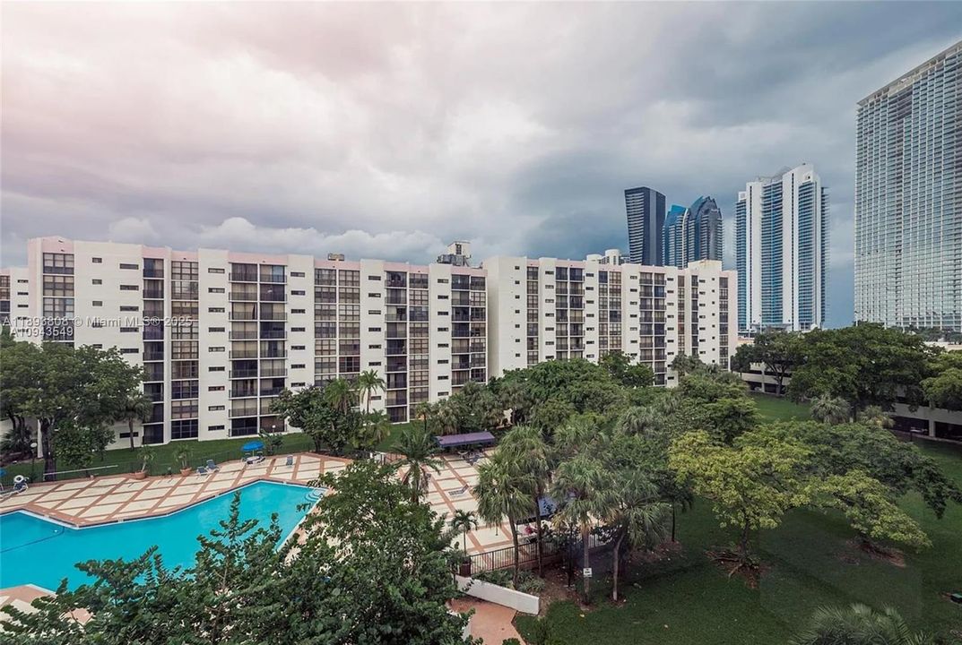 For Rent: $1,800 (1 beds, 1 baths, 767 Square Feet)