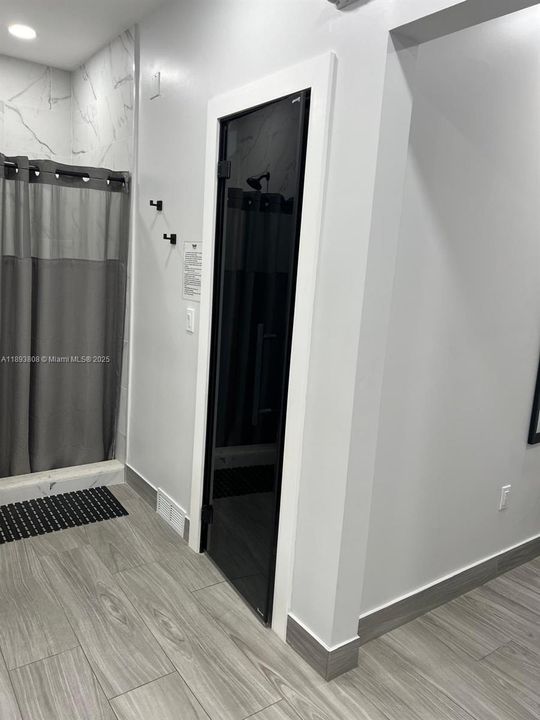 For Rent: $1,800 (1 beds, 1 baths, 767 Square Feet)