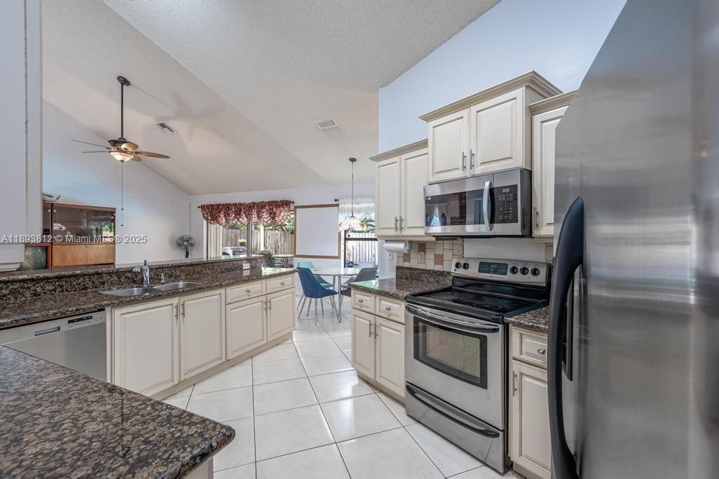 待售: $889,000 (4 贝兹, 3 浴室, 2488 平方英尺)