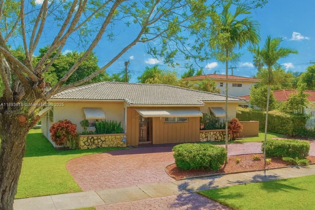 Vendido Recientemente: $850,000 (3 camas, 2 baños, 1660 Pies cuadrados)