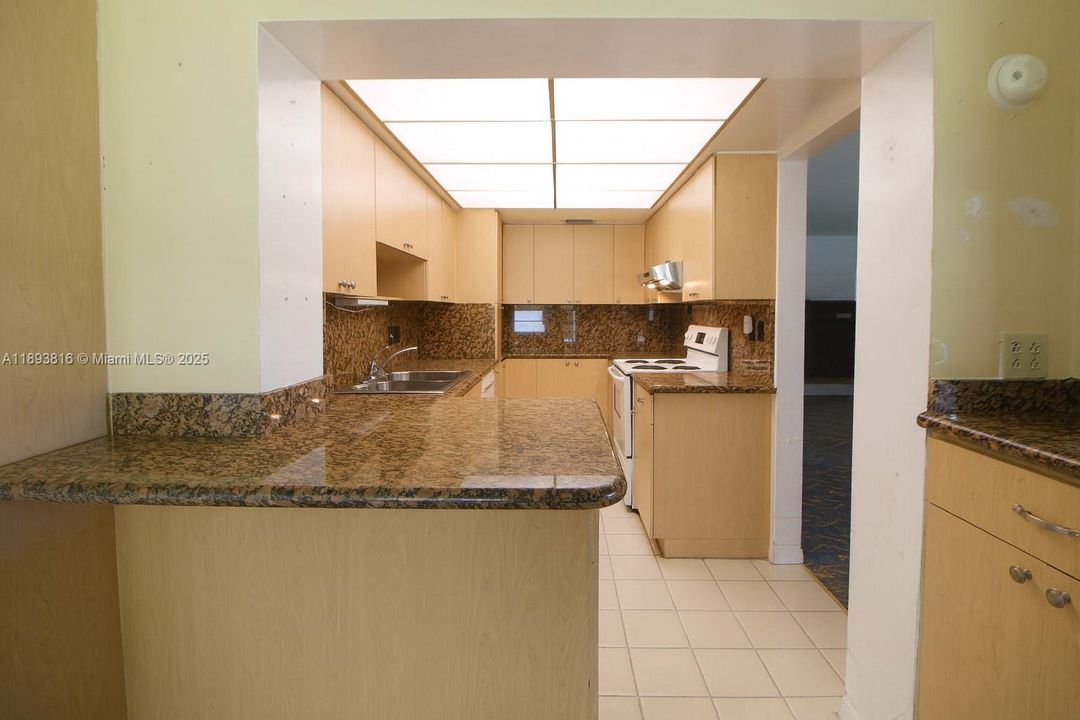 Vendido Recientemente: $850,000 (3 camas, 2 baños, 1660 Pies cuadrados)