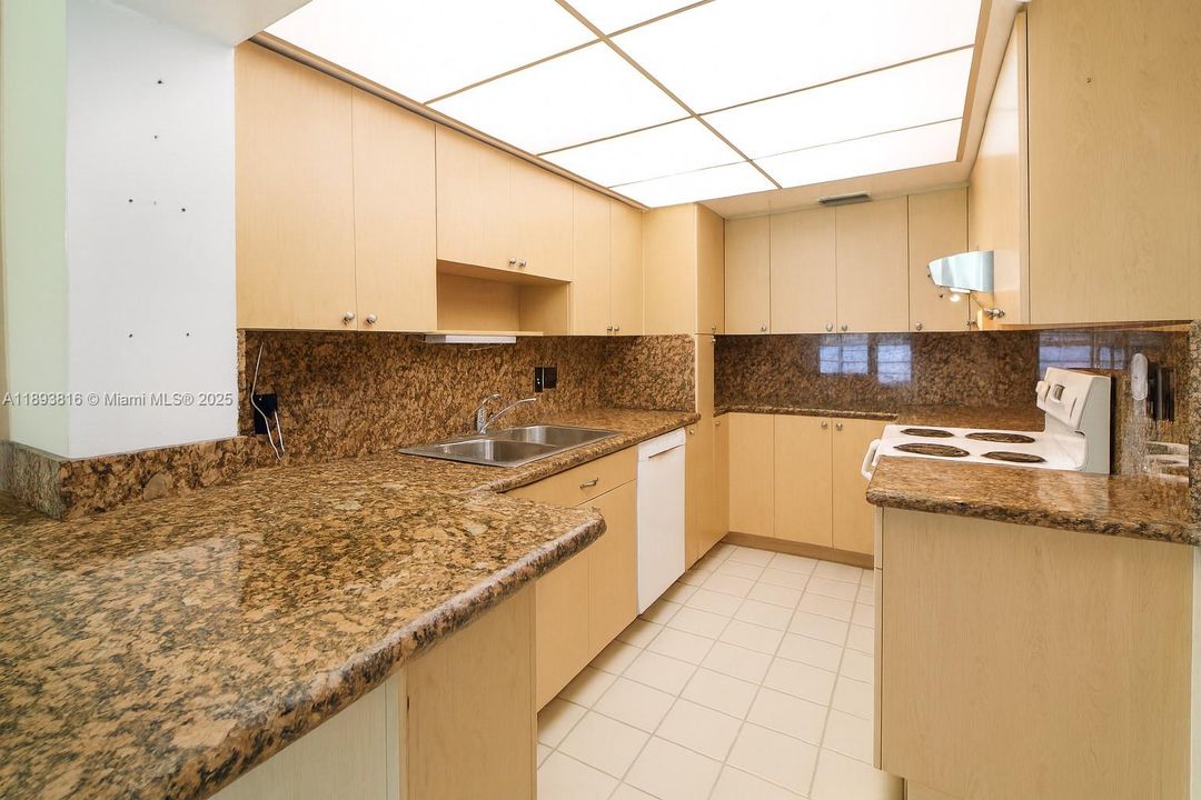 Vendido Recientemente: $850,000 (3 camas, 2 baños, 1660 Pies cuadrados)