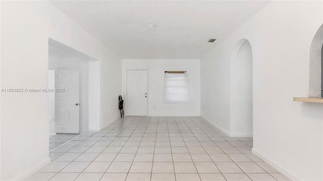 Под контрактом: $450,000 (3 спален, 1 ванн, 1156 Квадратных фут)