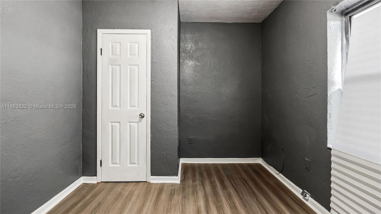 Под контрактом: $450,000 (3 спален, 1 ванн, 1156 Квадратных фут)