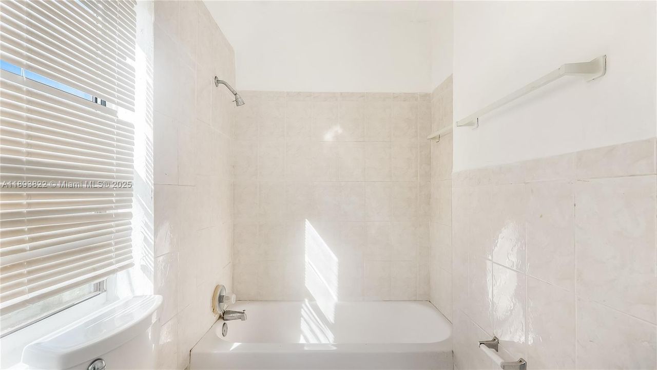 Под контрактом: $450,000 (3 спален, 1 ванн, 1156 Квадратных фут)