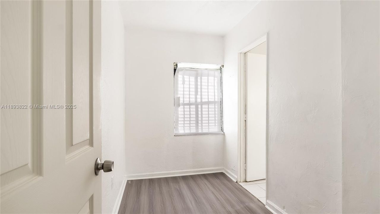 Под контрактом: $450,000 (3 спален, 1 ванн, 1156 Квадратных фут)