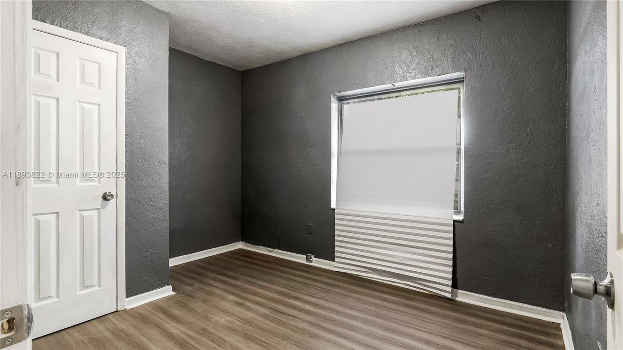 Под контрактом: $450,000 (3 спален, 1 ванн, 1156 Квадратных фут)