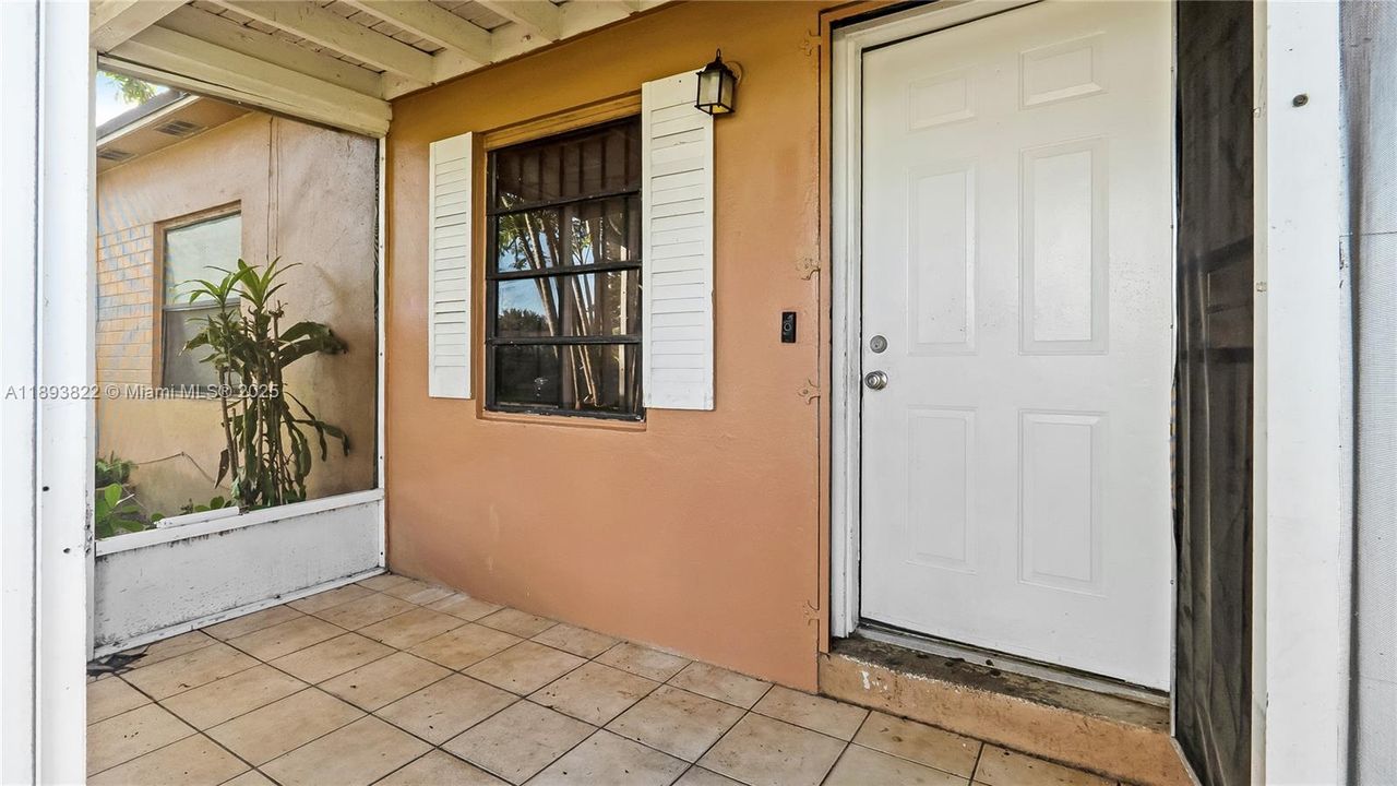 Под контрактом: $450,000 (3 спален, 1 ванн, 1156 Квадратных фут)