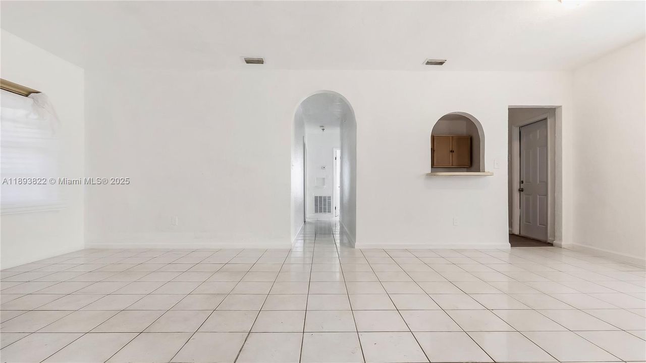 Под контрактом: $450,000 (3 спален, 1 ванн, 1156 Квадратных фут)