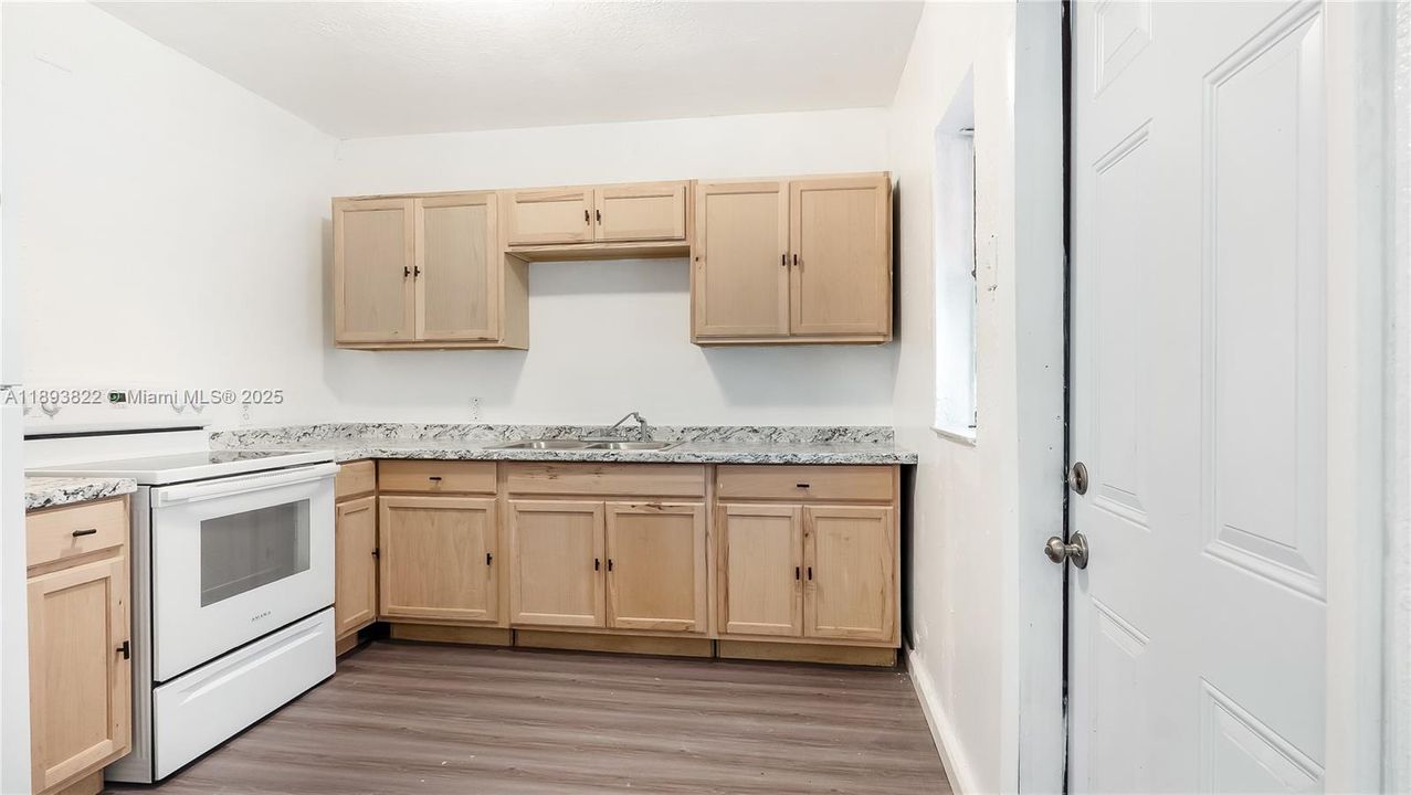 Под контрактом: $450,000 (3 спален, 1 ванн, 1156 Квадратных фут)