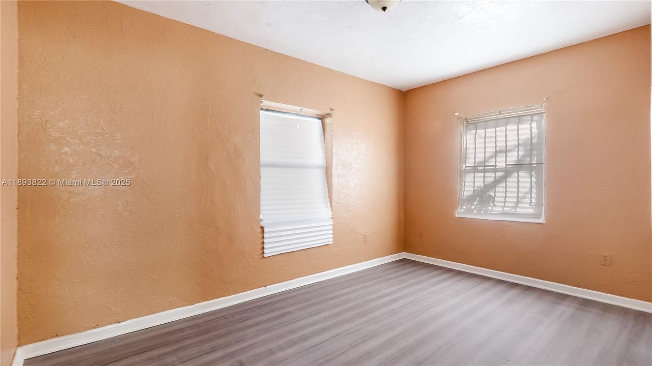 Под контрактом: $450,000 (3 спален, 1 ванн, 1156 Квадратных фут)