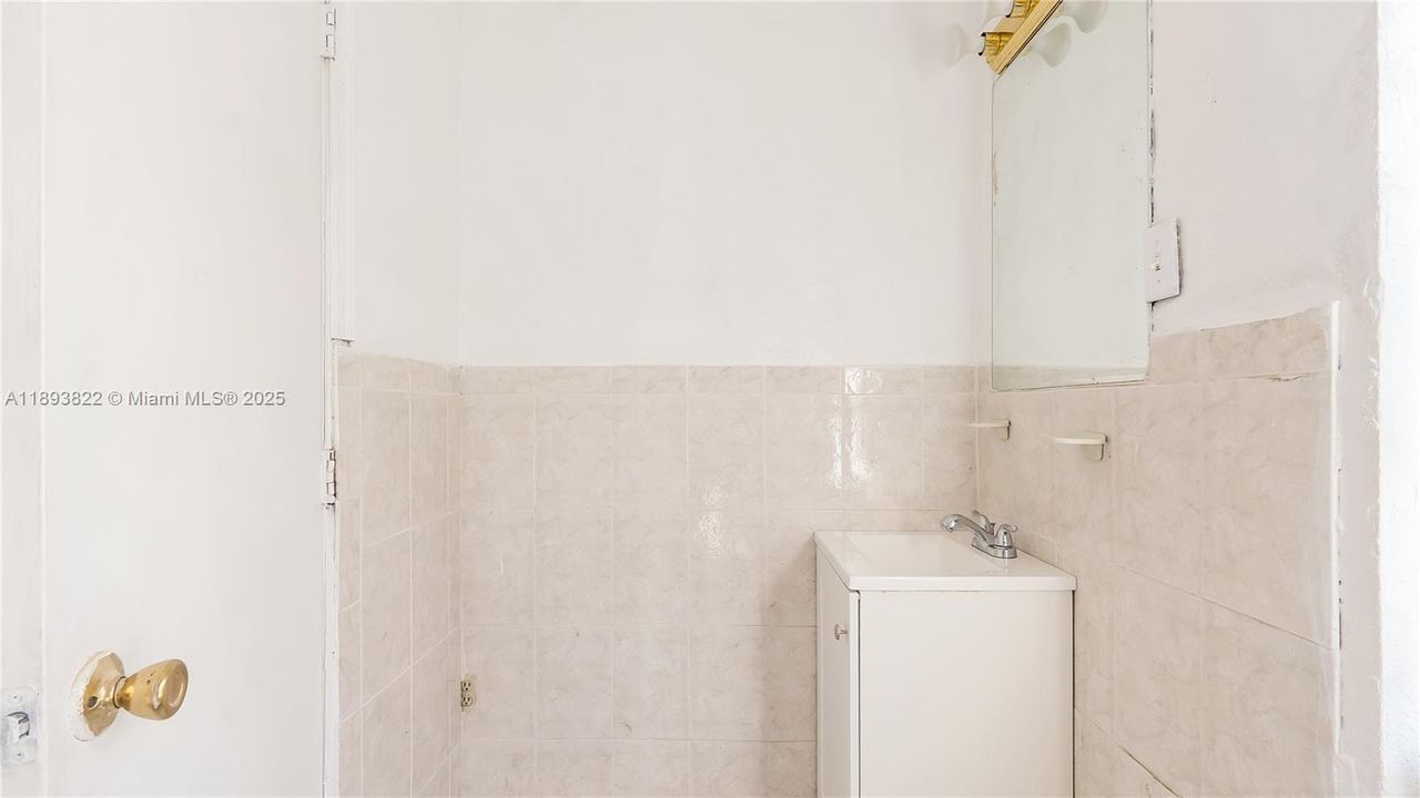 Под контрактом: $450,000 (3 спален, 1 ванн, 1156 Квадратных фут)