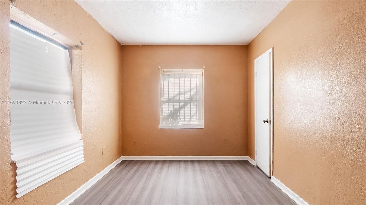 Под контрактом: $450,000 (3 спален, 1 ванн, 1156 Квадратных фут)