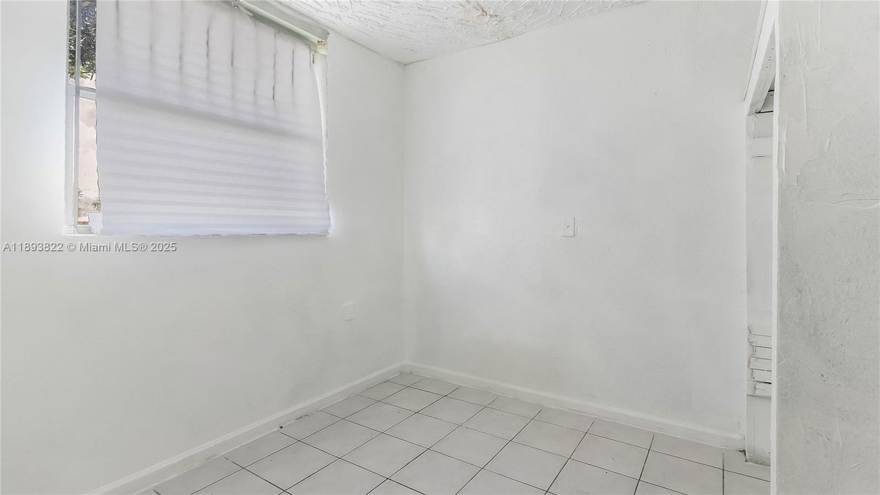 Под контрактом: $450,000 (3 спален, 1 ванн, 1156 Квадратных фут)