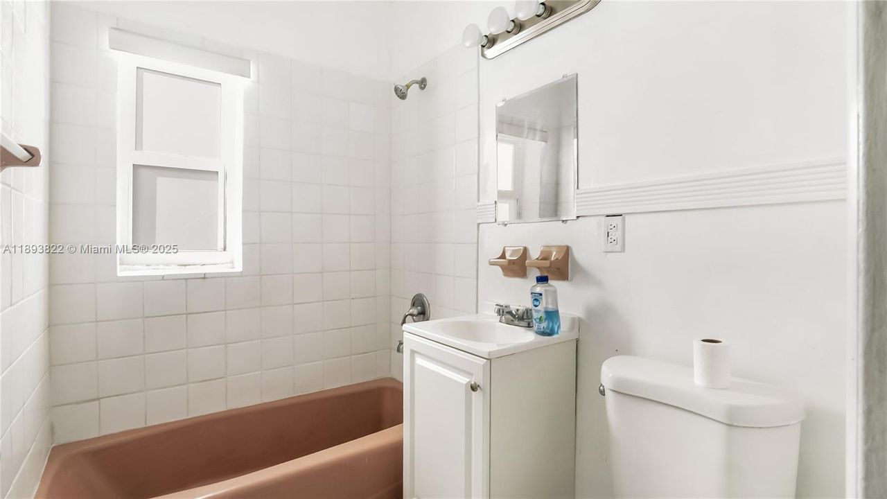 Под контрактом: $450,000 (3 спален, 1 ванн, 1156 Квадратных фут)