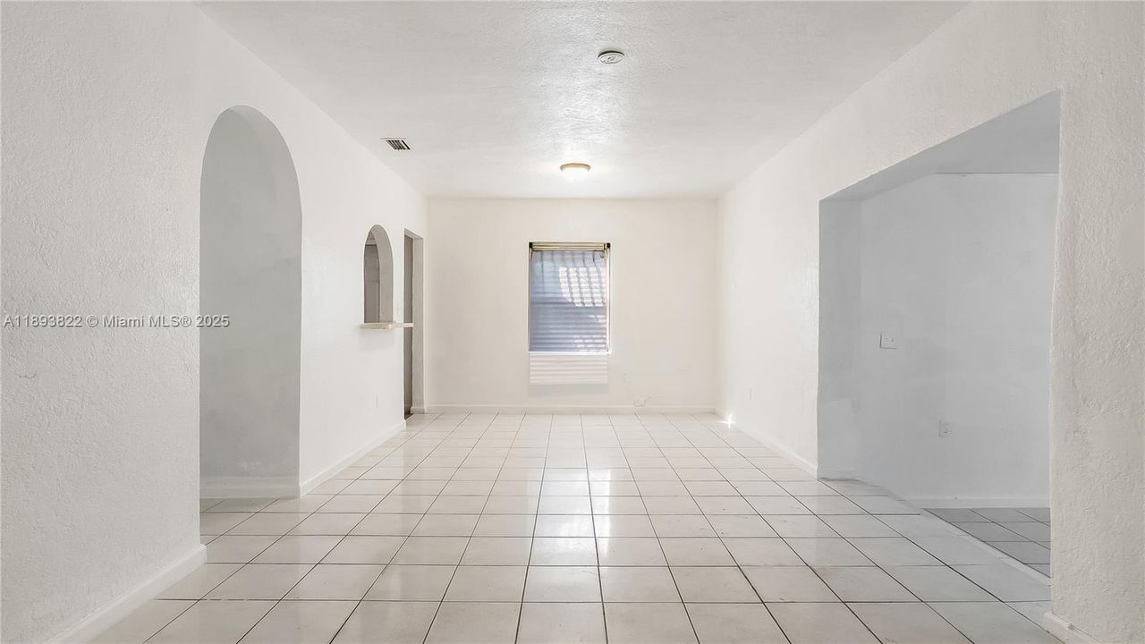 Под контрактом: $450,000 (3 спален, 1 ванн, 1156 Квадратных фут)