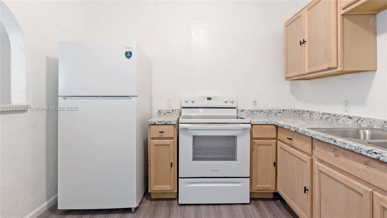 Под контрактом: $450,000 (3 спален, 1 ванн, 1156 Квадратных фут)