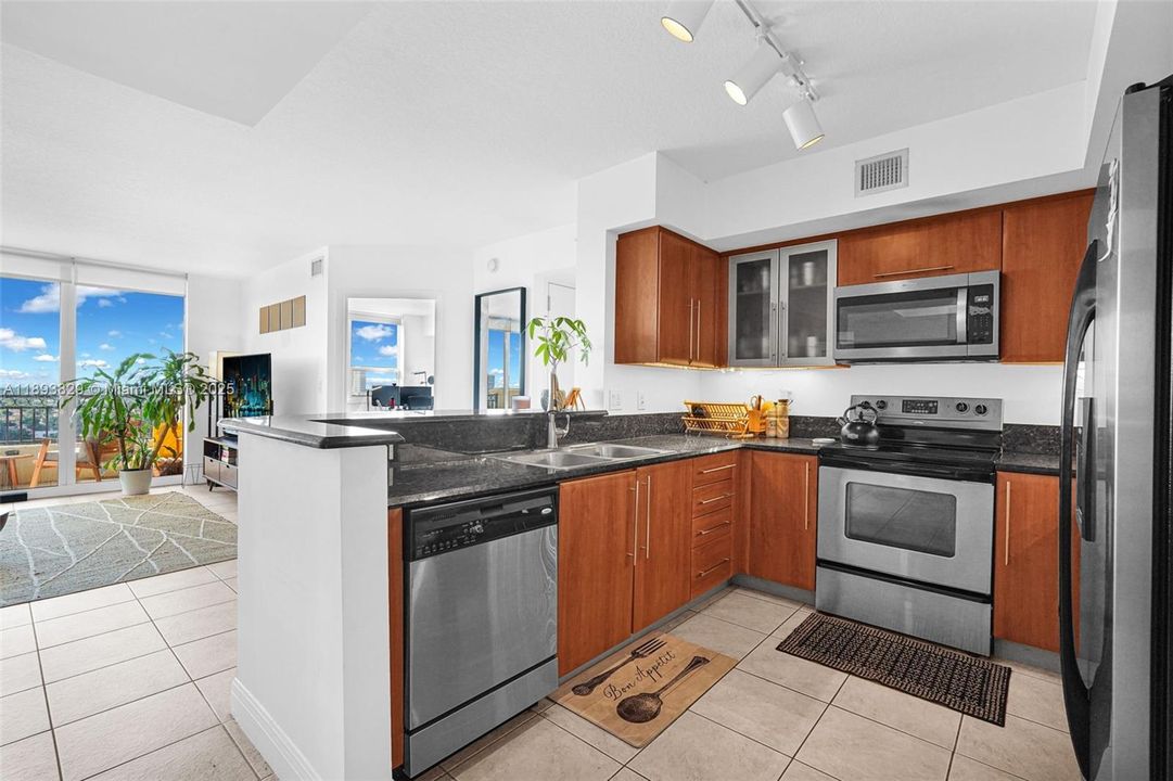 Active With Contract: $484,999 (2 beds, 2 baths, 1180 Square Feet)